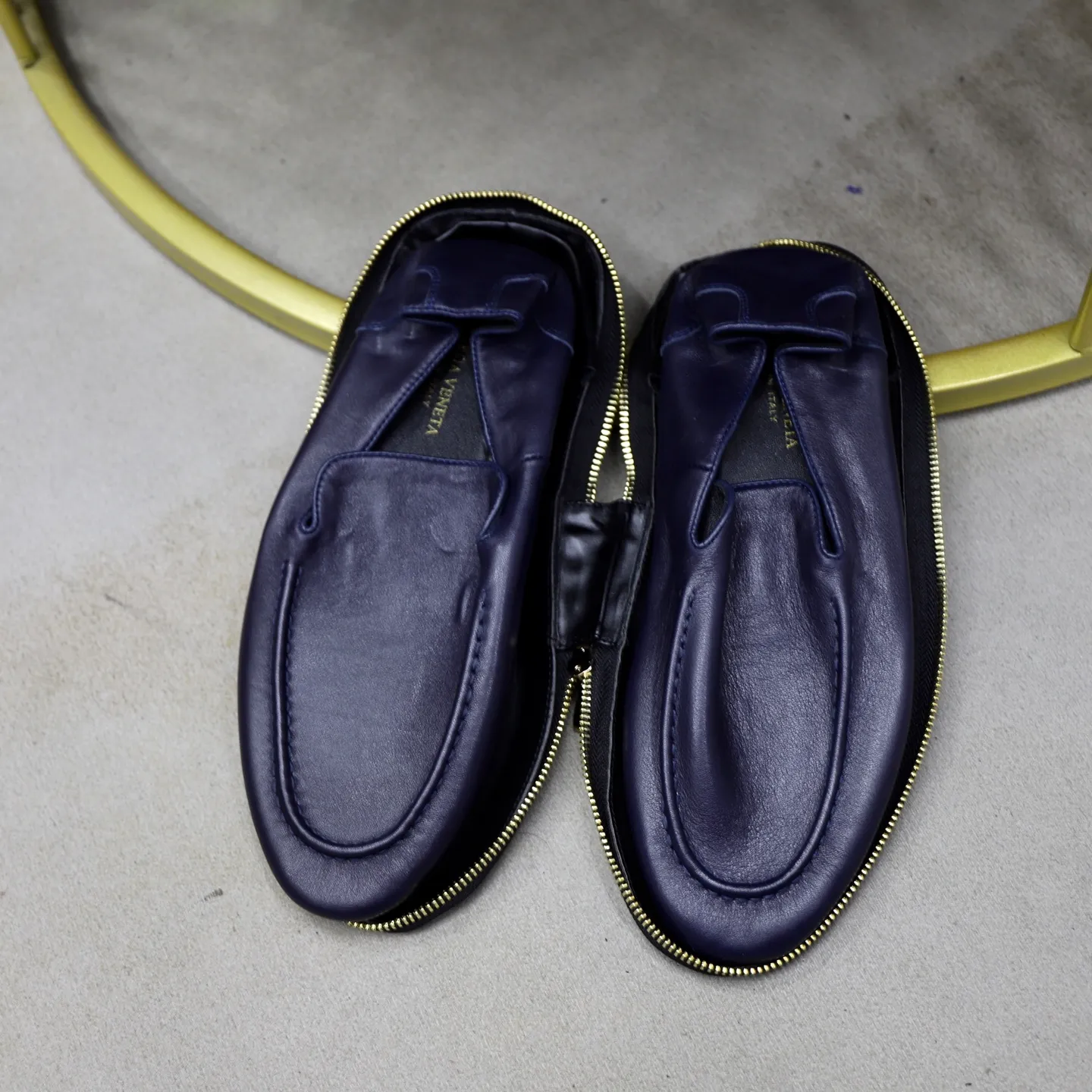 Ex-factory price: 462💰Calf lining【Bottega Veneta】BV classic men's wallet shoes. It is super convenient to carry when traveling. 👍It is made of imported soft calfskin, which is comfortable on the feet and has a luxurious cowhide lining inside. Original original rubber wear-resistant outsole. Matching code: 39-45